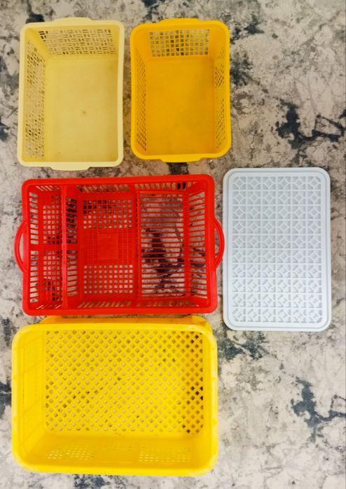 Пластиковая посуда,2 кухонных набора с подставкой,подставка,сушилка.