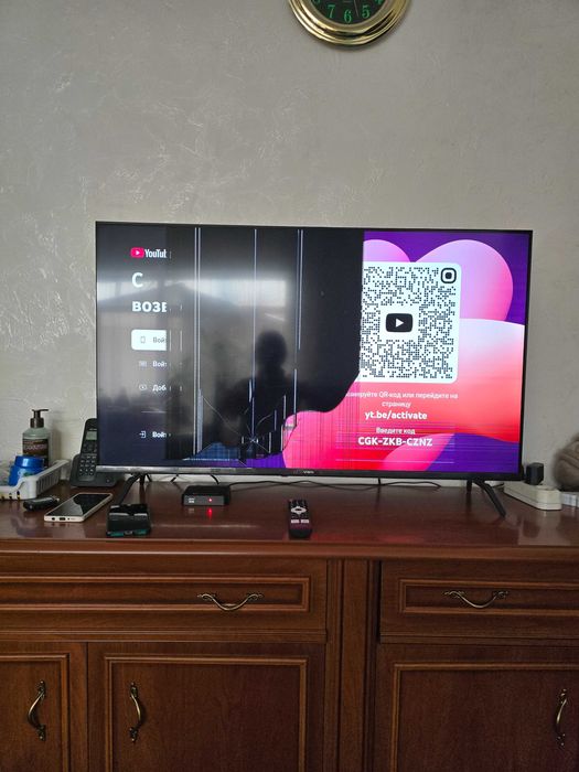 Телевизор с треснутым экраном