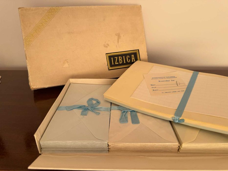 Комплект луксозна хартия за писма и пощенски пликове Harmanecke papierne Словакия 1950г