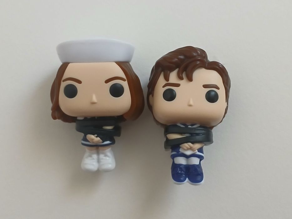 Связанные Робин и Стив. Фигурка Stranger Things из Kinder Joy