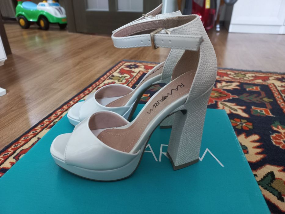 Новые босоножки 35 размер