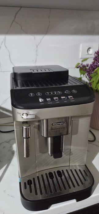 Vând aparat cafea DeLonghi magnifica evo
