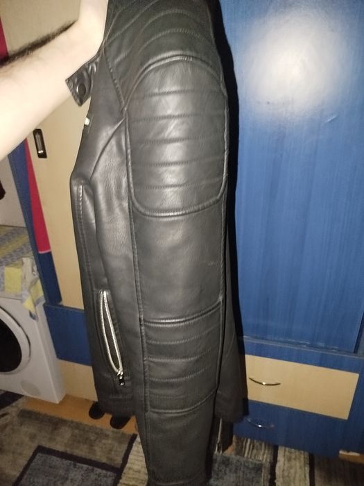 Vând haina piele pe negru nepurtat merge  pentru un moto