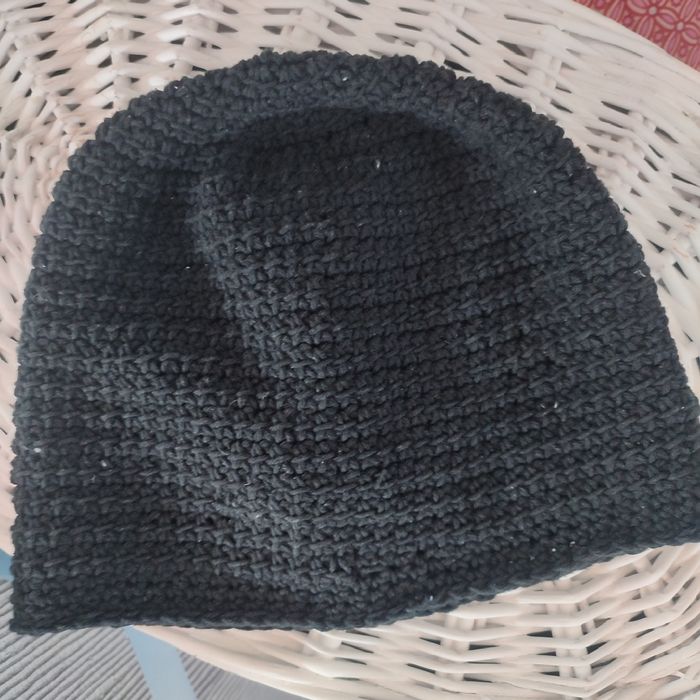 Черна шапка, ръчно изплетена