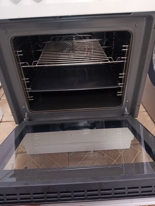 Свободно стояща печка с керамичен плот Gram  с 2 години Гаранция!