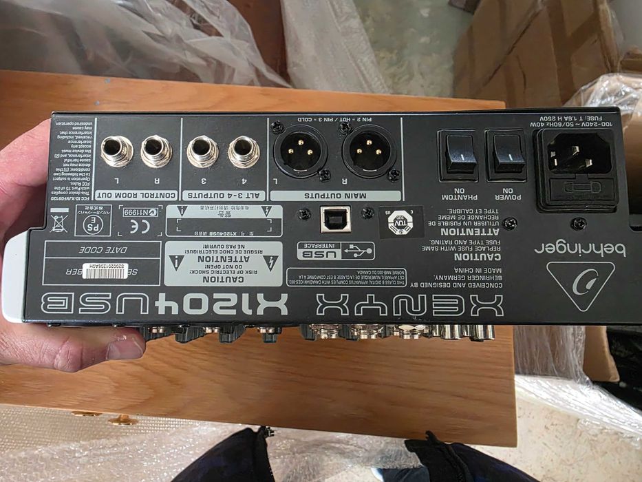 Микшерный пульт Behringer Xenyx X1204USB