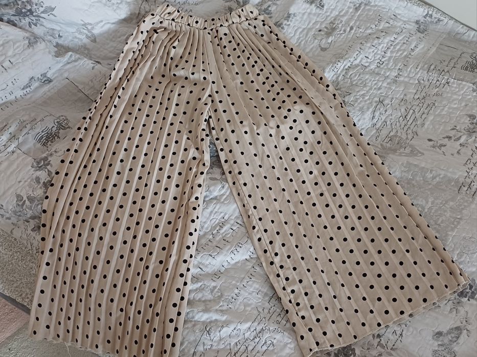 Плисиран панталон на точки, 8 години