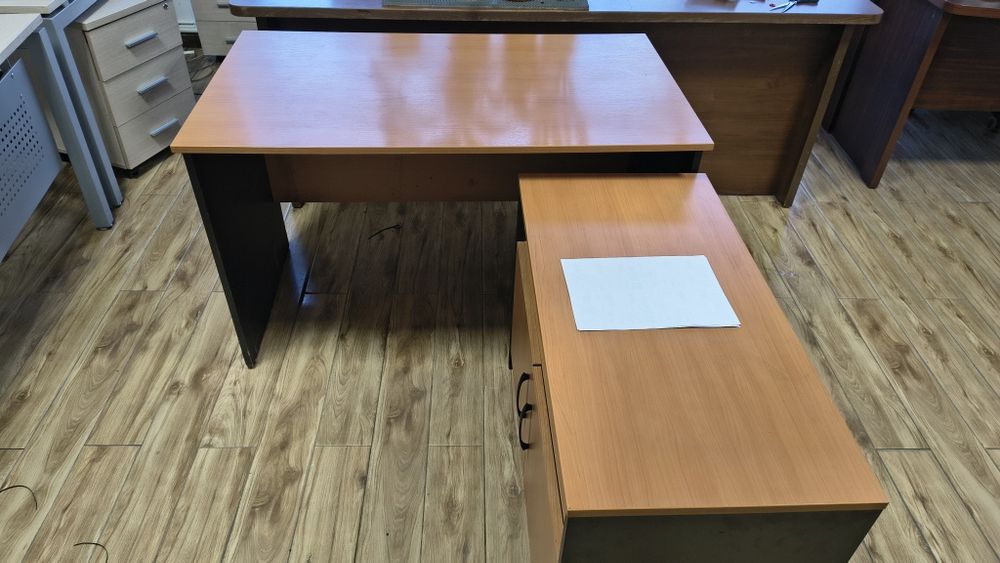 Офисный рабочий стол