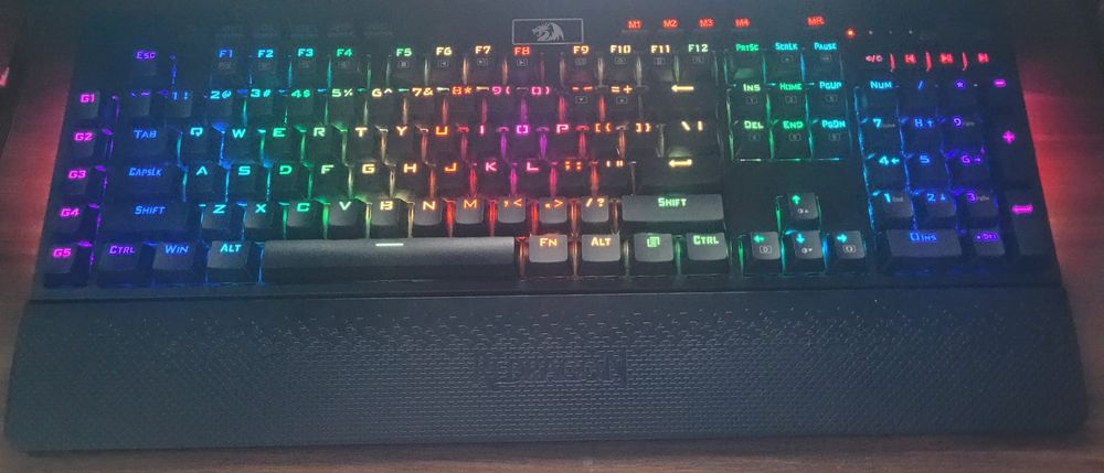 Vând tastatura redragon brahma pro ( k586rgb-pro)