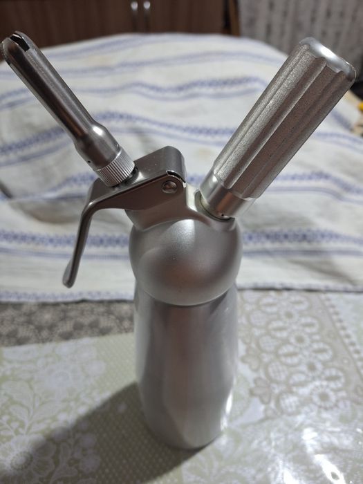 Продам сифон для сливок.