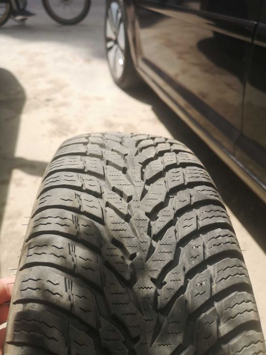 Vand set  2 roti cu cauciucuri de iarna 175/70 R14 stare foarte buna DOT 18/21