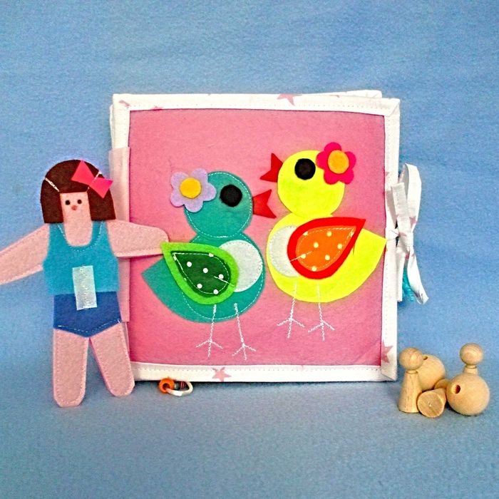 Carte senzoriala interactiva pentru fetite de la 2 ani.