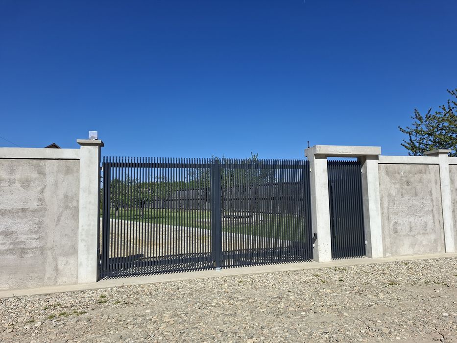Executam, Poartă, Balustradă metalică vopsită electrostatic