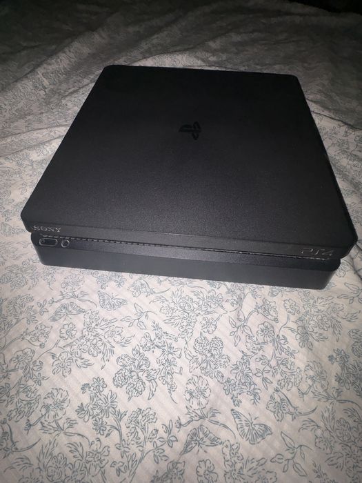 Продам б/у Ps4 (плейстейшен 4)