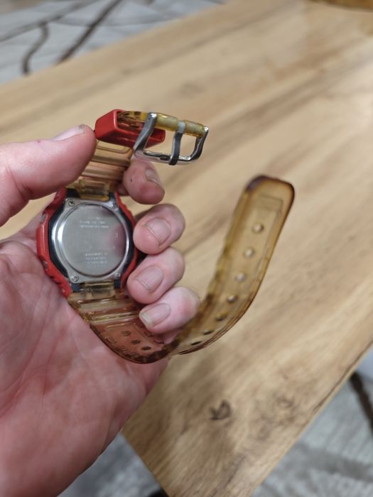 Casio 2100 червен