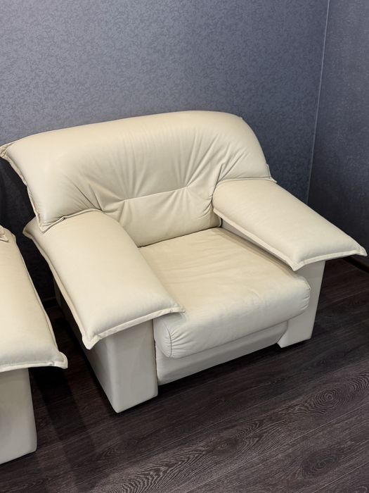 Продам кожаные кресла