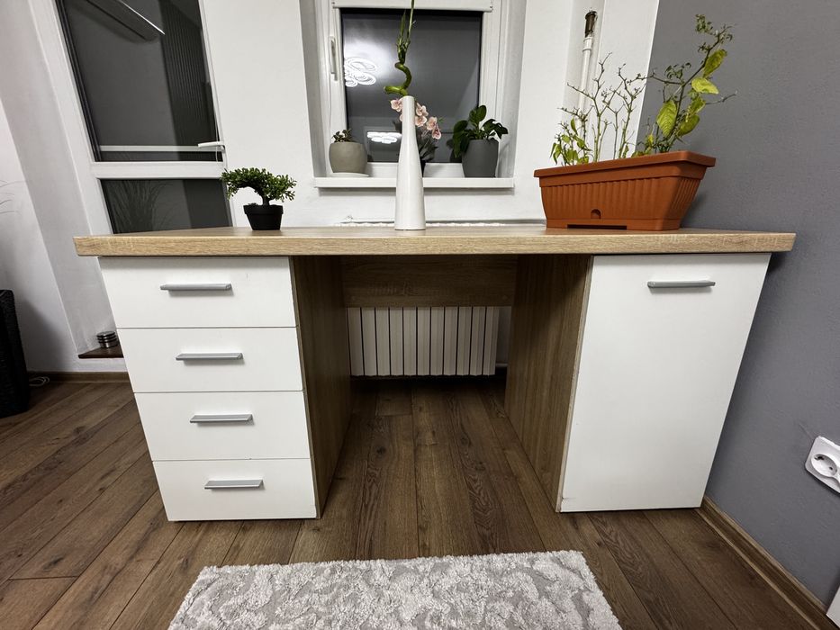 Birou alb cu blat si structura din lemn, cu 4 sertare