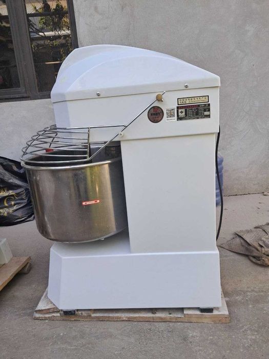 Xamir va krem tayyorlovchi uskuna Konditer tsexlar uchun.