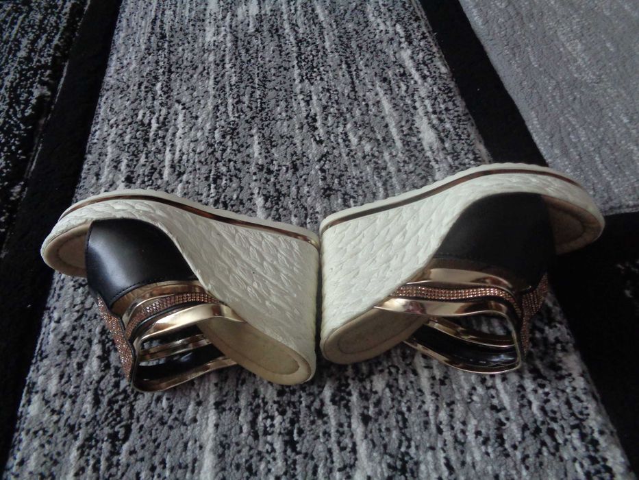 Vand saboti cu platforma.