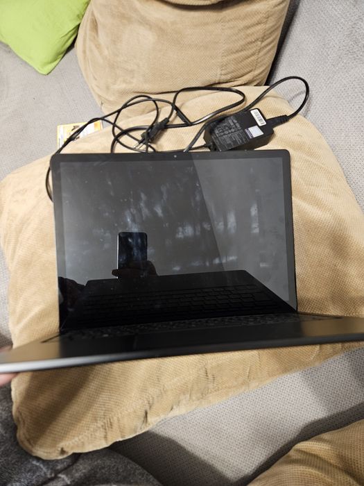 Лаптоп Microsoft surface 4, не работрща батерия