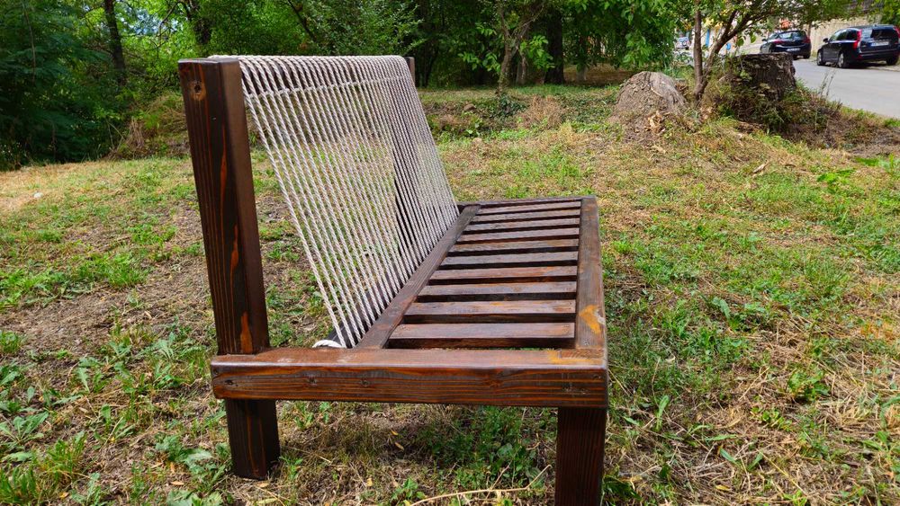 Продавам ръчно изработени двусед дивани от масивно дърво