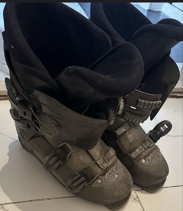 Продам лыжи с ботинками