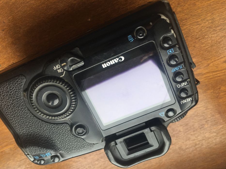 Canon 5d на запчасти +2батарейки