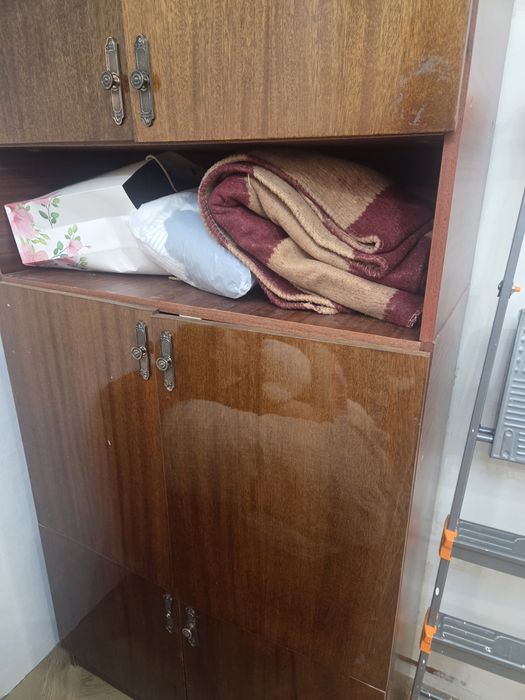 Отдам шкаф, стол, диван