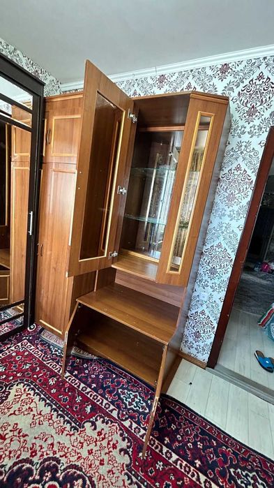 Продам шкаф стеклянный