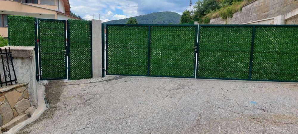 Ограда. Метални оградни пана и колове. Мрежа с декорация. Врати.