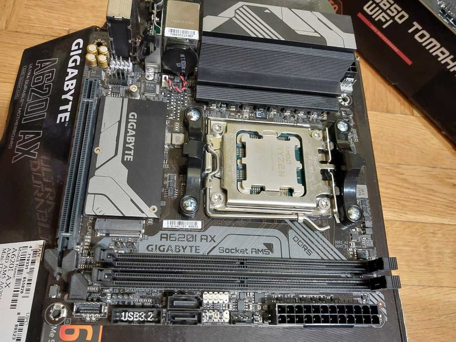AMD Ryzen 5 7600 + Gigabyte A620i AX Wi-Fi