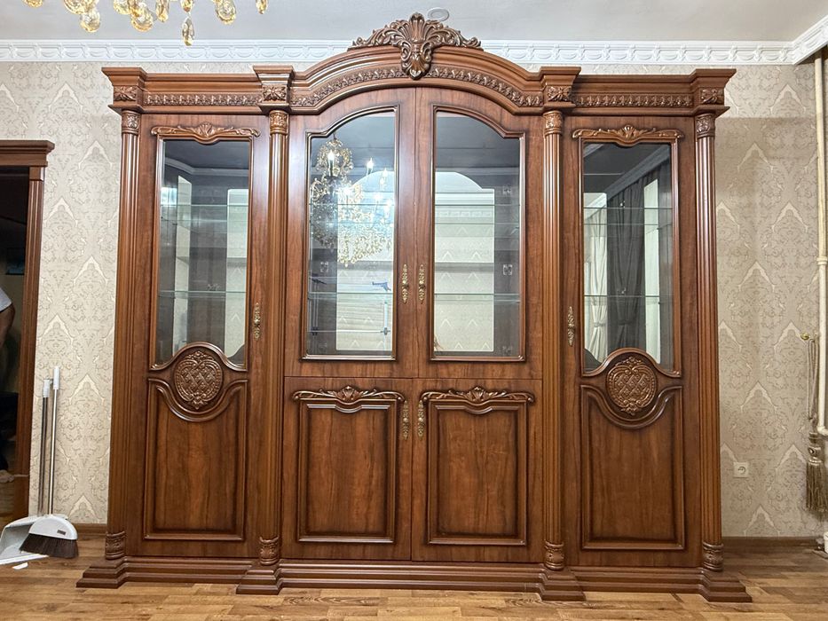 Срочно! Продаётся элитная классическая стенка-витрина (сервант)