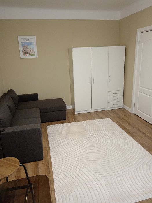 Închiriez apartament, două camere, etajul 1.
