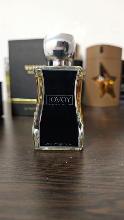 Продавам парфюмите на снимките цената е пакетна може и по отделно