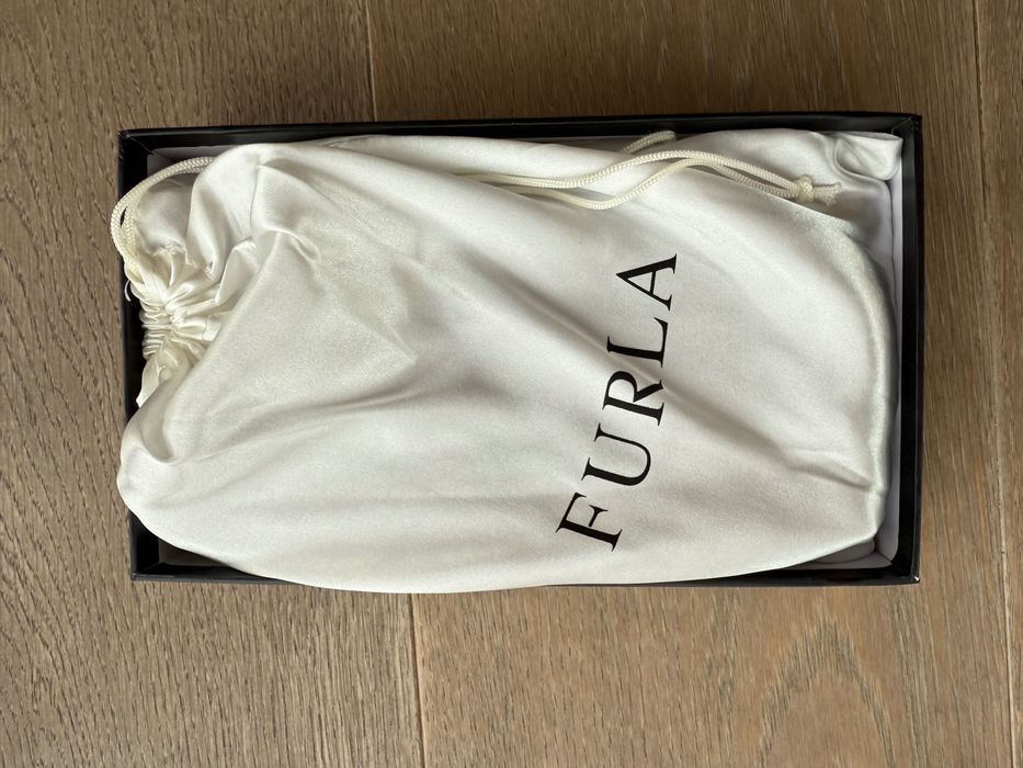 Козметичка Furla