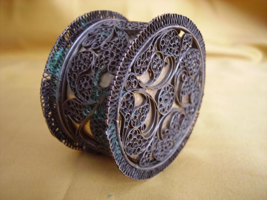 Филигранна сребърна старинна кутийка за бижута и 
 Декантер за вино