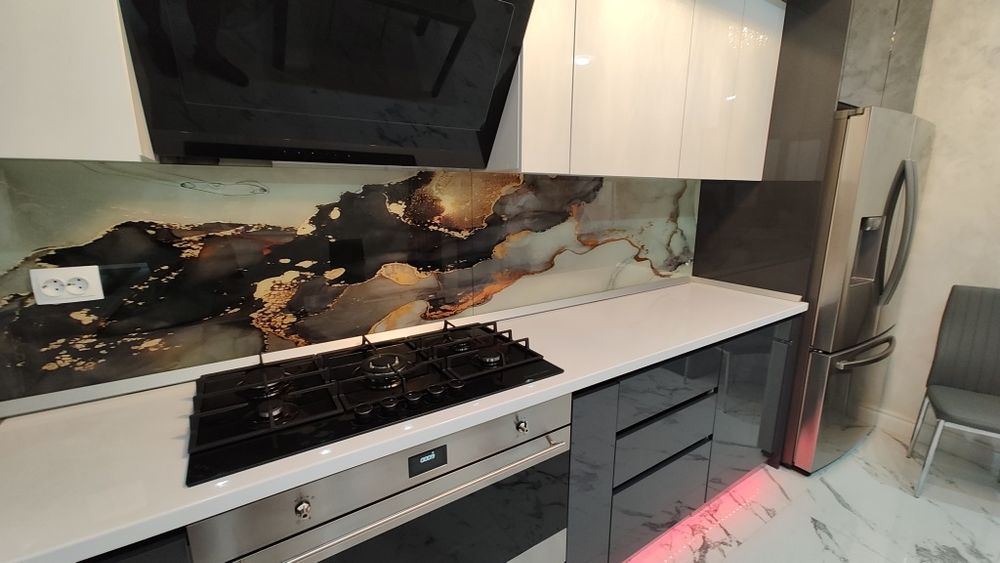 Sticla  printata montata intre corpurile de bucatarie