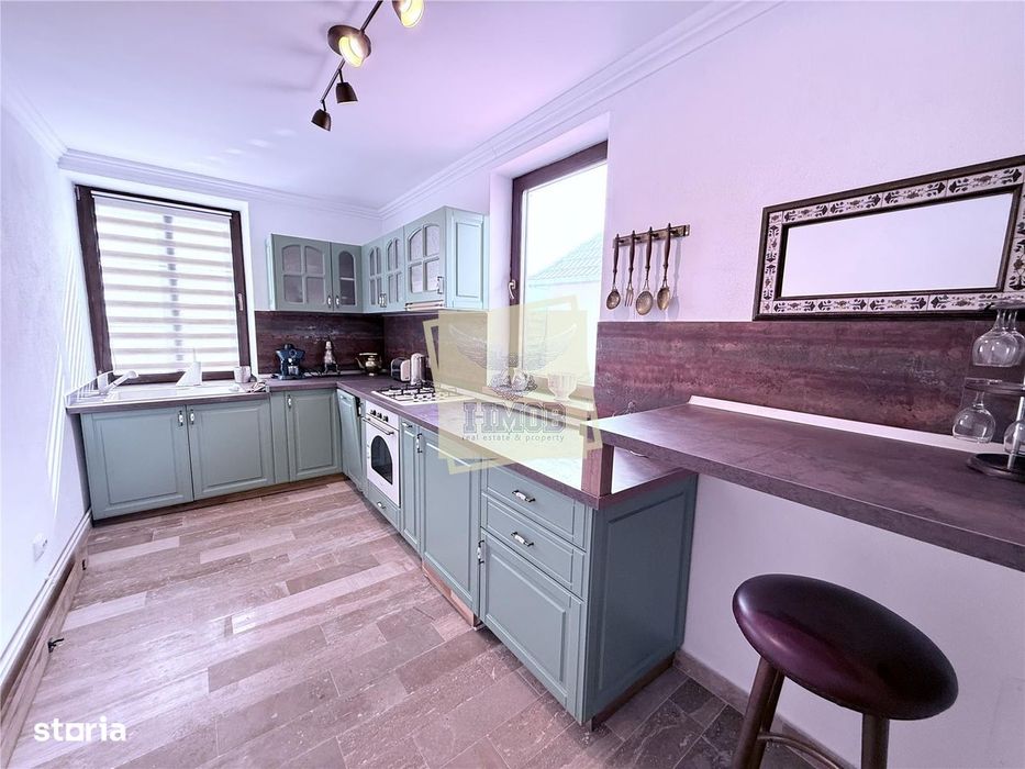 Casa ultracentrala complet renovata 6 camere 3 bai Cisnadioara