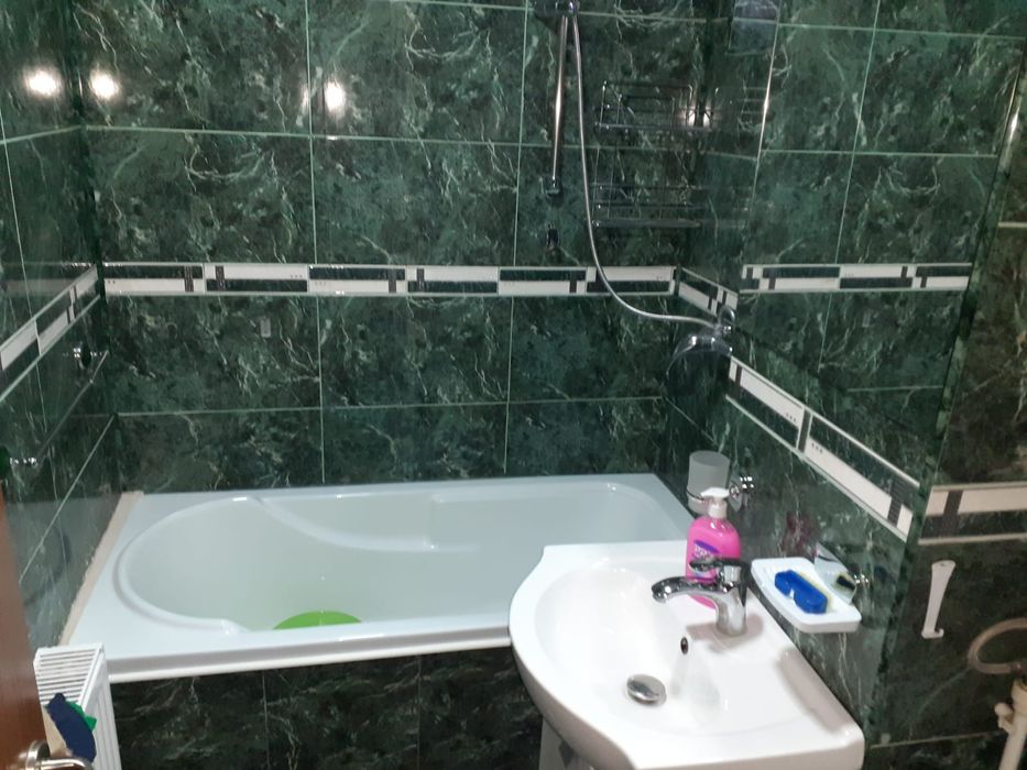 Închiriez Studio Sc Nr 5 la parter.