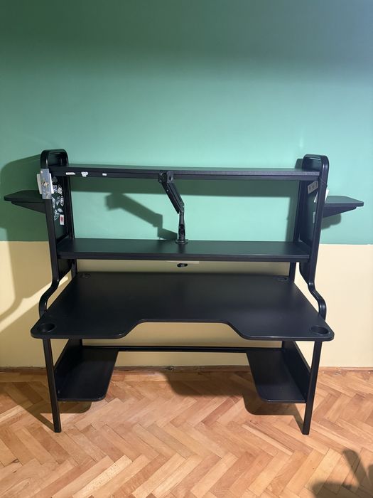 Birou gaming Fredde ikea folosit 10 luni Brasov(fara monitor stand si stickere, nu acopar livrarea)