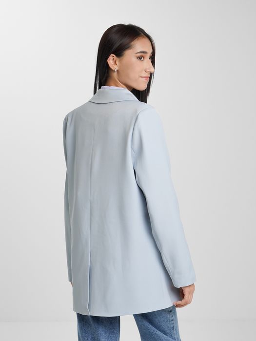 Голубой нежный костюм отлично смотрится с джинсами также с классикой