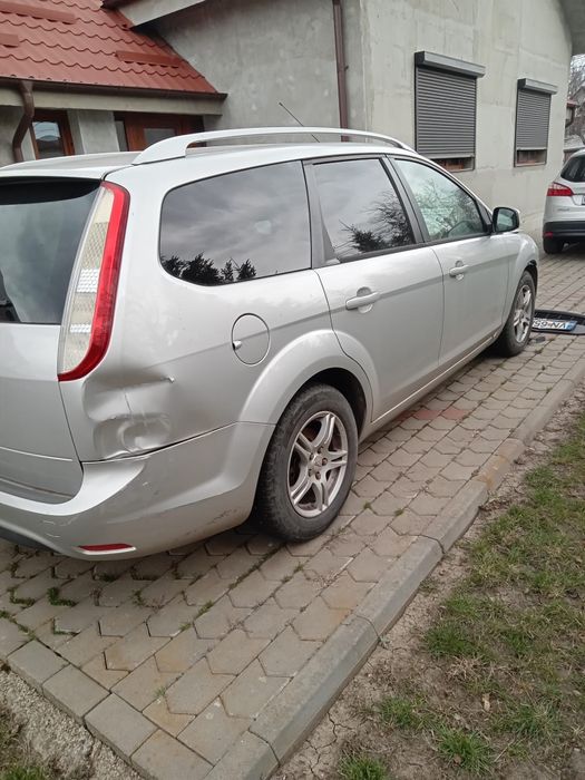 Ford Focus break benzina 1.6 an 2011 – avariat (ideal pentru reparații