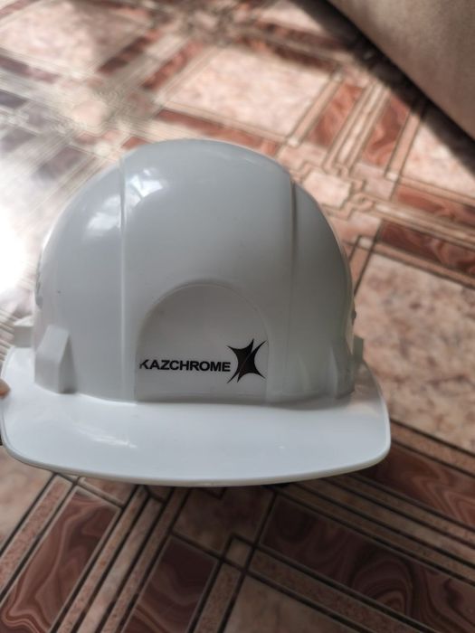 Продам каску белая