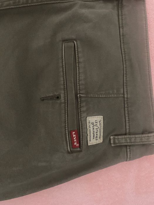 Pantaloni levis chino