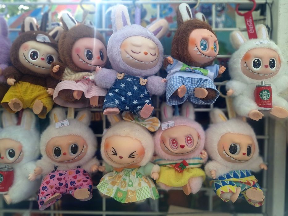 Лабубу на Pop Mart със дрехи по избор - обличат и събличат