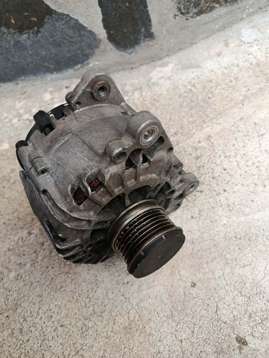Vând alternator valeo