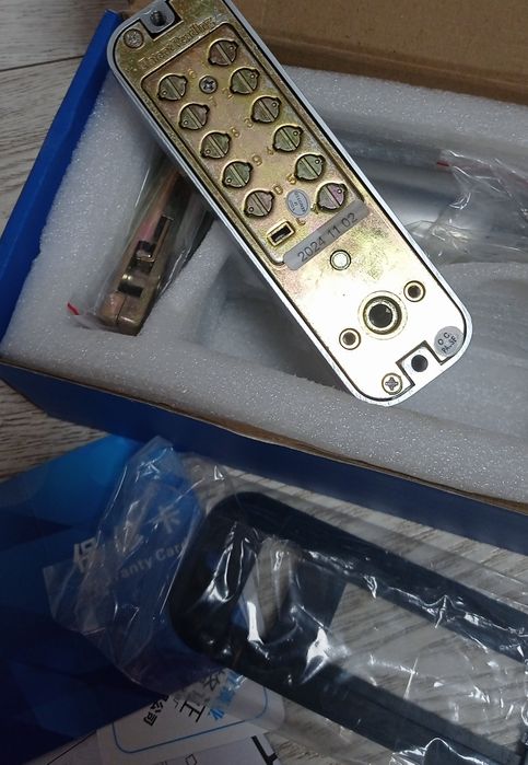Yala mecanica cu cifru, blocare automata
