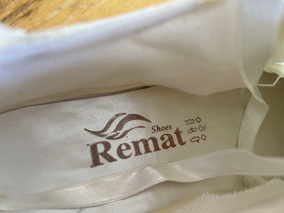 Чисто бели обувчици