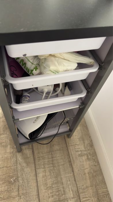 Vand masa de manichiura cu lampa inclusa in masa ,scaun de manuchiura!