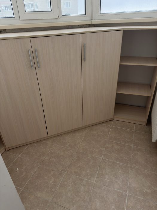 Угловая тумба с полками